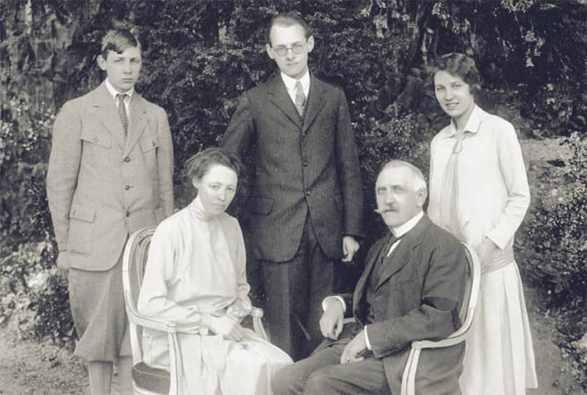 Der Student Hans Urs von Balthasar zwischen seinen Eltern, mit Bruder Dieter und Schwester Renée