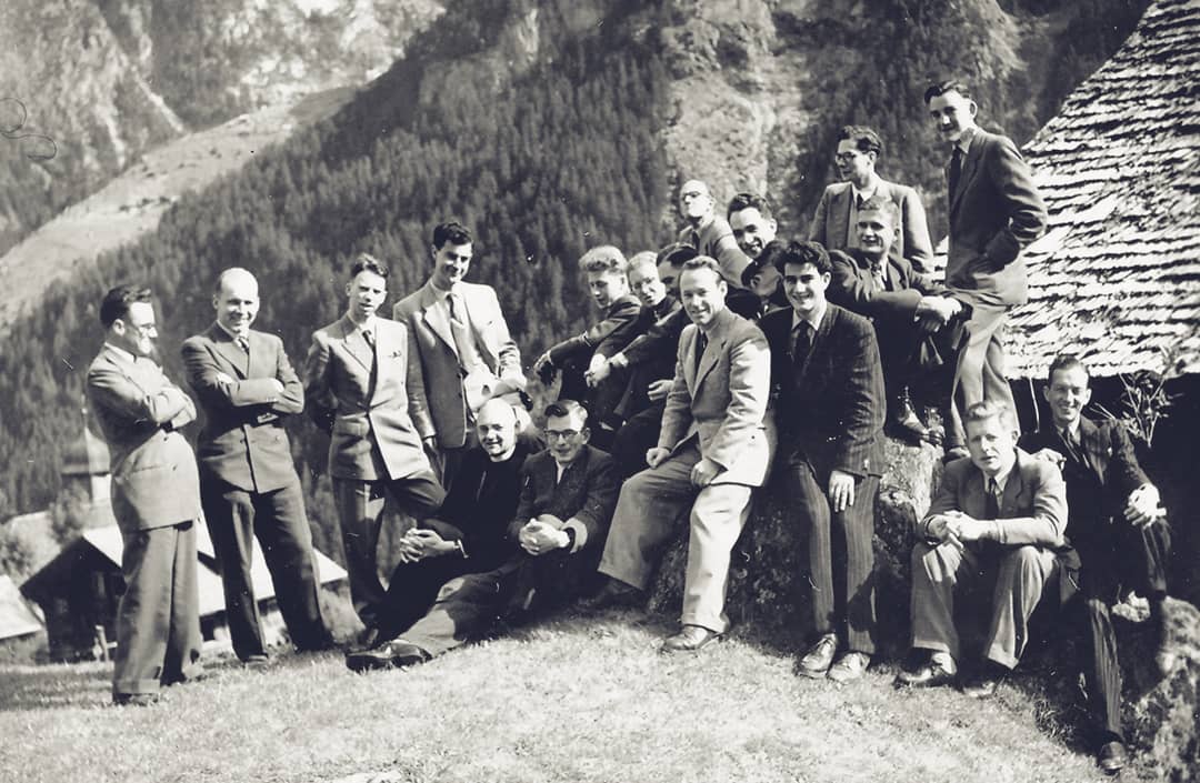 Hans Urs von Balthasar en 1948 dans les Alpes suisses, avec le groupe d’étudiants qu’il a fondé, la *Studentischen Schulungsgemeinschaft*