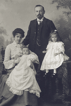 Photo de famille avec Adrienne von Speyr dans les bras de sa mère, Laure Girard