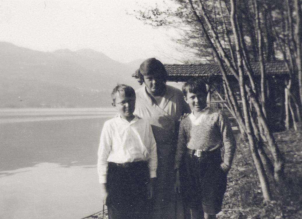 Adrienne von Speyr mit Arnold und Niklaus, den Söhnen ihres ersten Gatten Emil Dürr (ca. 1930)